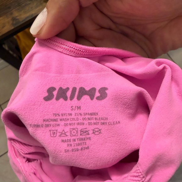 SKIMS Sculpting bodysuit Neon pink - Picture 4 of 9